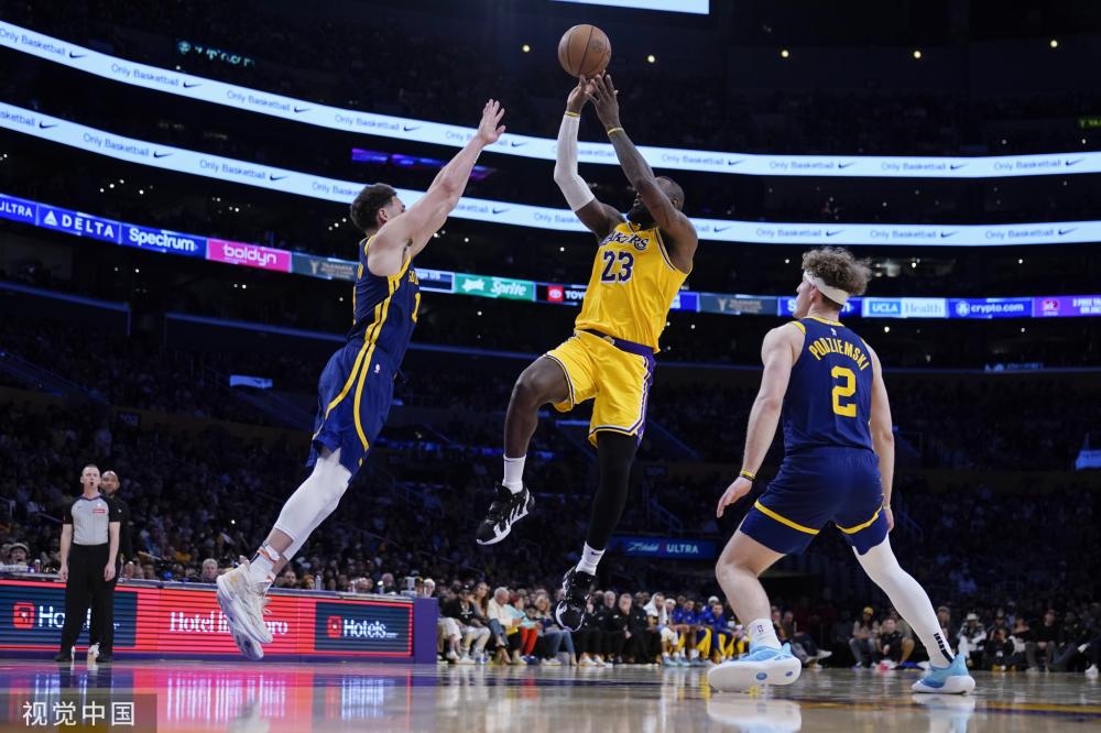 离球门有一 离球门有一